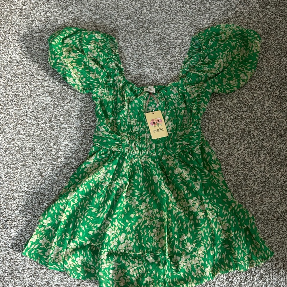 NWT Green print puff sleeve romper